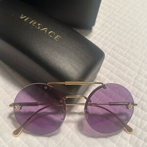💯 Authentic Versace “Medusa” glam sunglasses
Purple and gold
Brand new